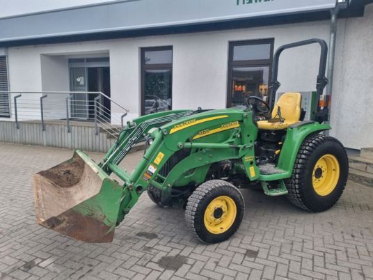 John Deere 3320