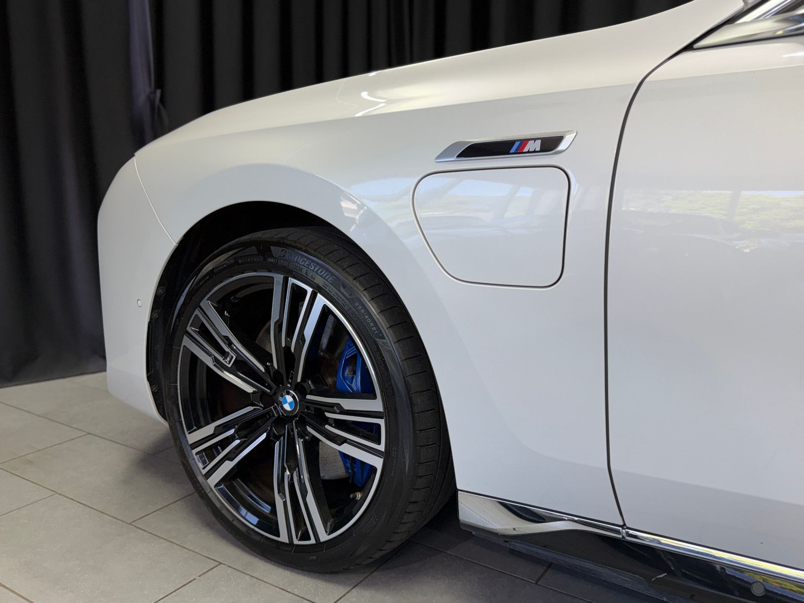Fahrzeugabbildung BMW M760 e xDrive M-SPORT|TV|B&W|SKY-LOUNGE|MEGAVOLL