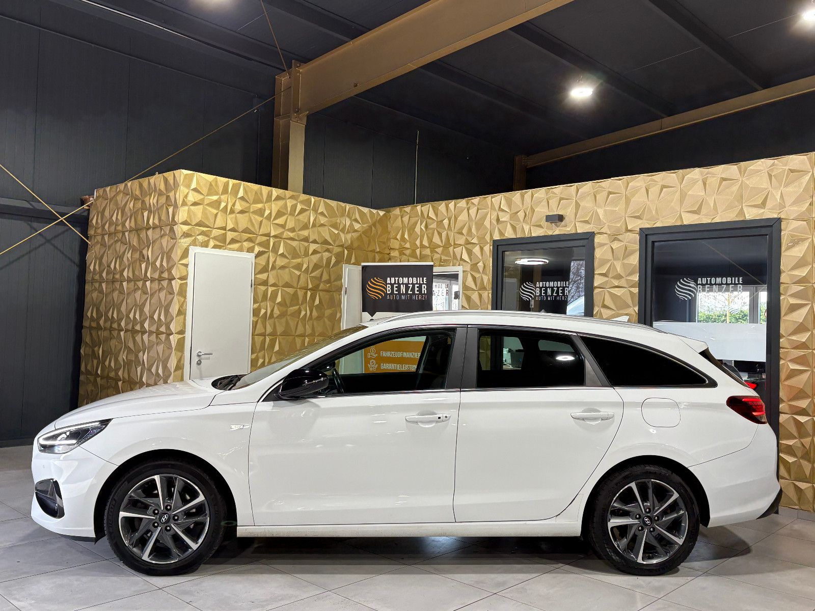 Fahrzeugabbildung Hyundai i30 CW /AUTOMATIK/MEMORY/LEDER/1-HAND/HEIZ-LENKR