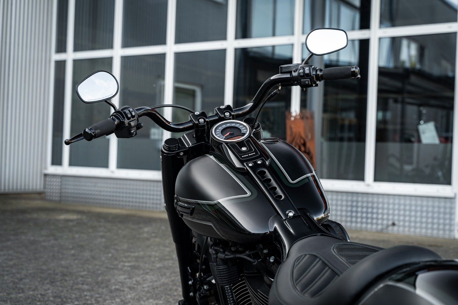 Fahrzeugabbildung Harley-Davidson DARK FAT BOY FLFBS 114 MY23 -JEKILL&HYDE-