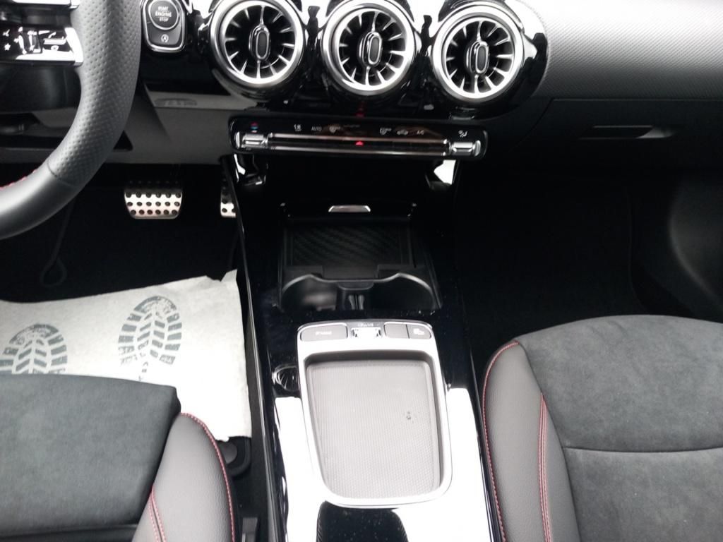 Fahrzeugabbildung Mercedes-Benz A 200 Kompaktlimousine *Navi*SpurW*PDC*SpurH*LED