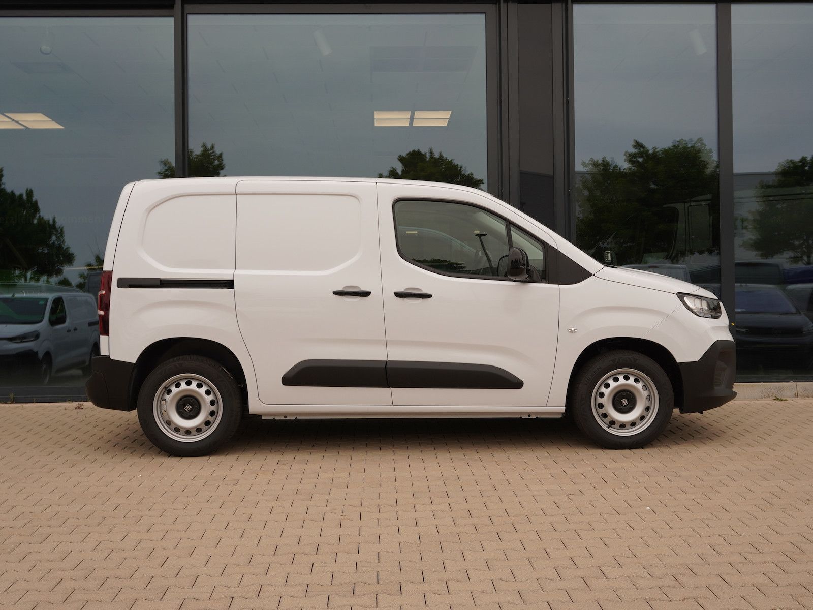 Fiat Doblo 130 Automatik / 10-Zoll-AppleCarplay imagem 3