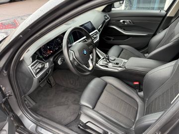BMW 320i Touring SportLine+LED+StLüftung+App+Virtual