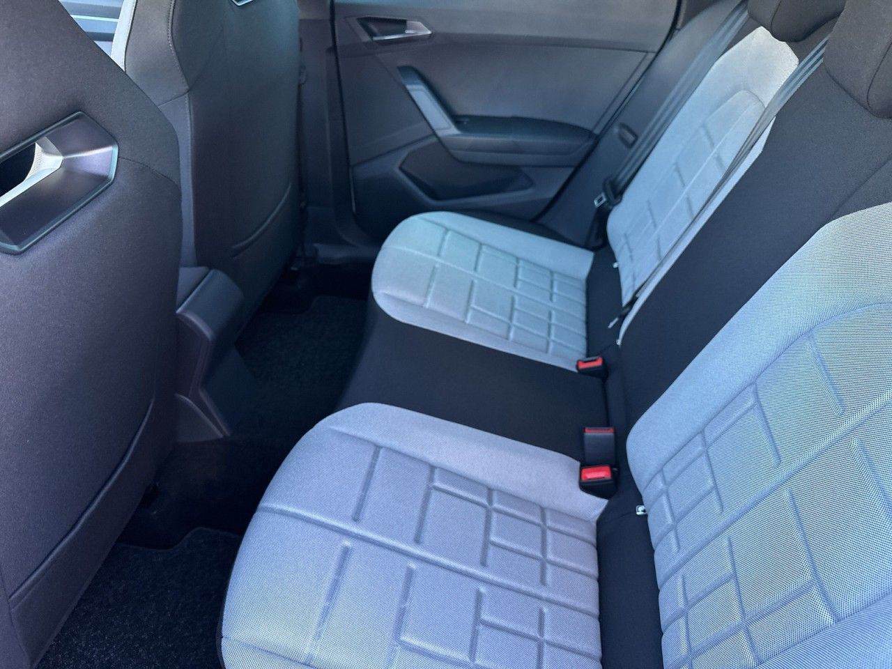 Fahrzeugabbildung SEAT Ibiza FR 1.0 TSI 116 PS 6-Gang - mit KI generiert/bearbeitet