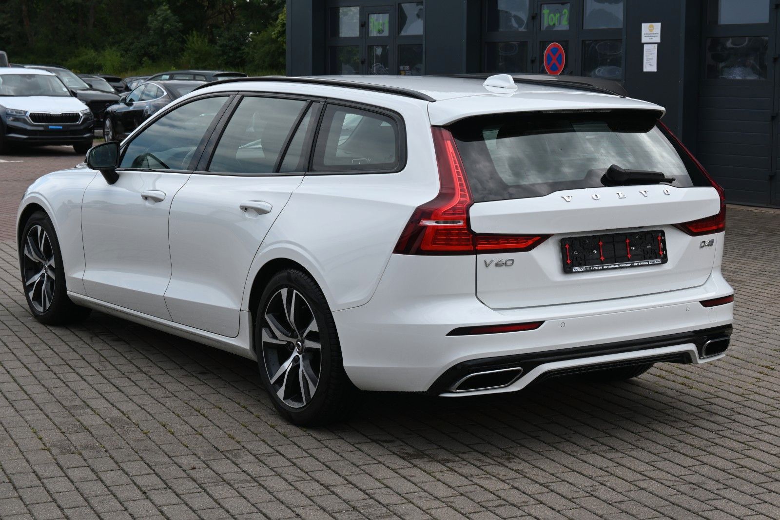 Fahrzeugabbildung Volvo V60 D4 R-Design*LED*PDC*CAM*BLIS*Vmax offen