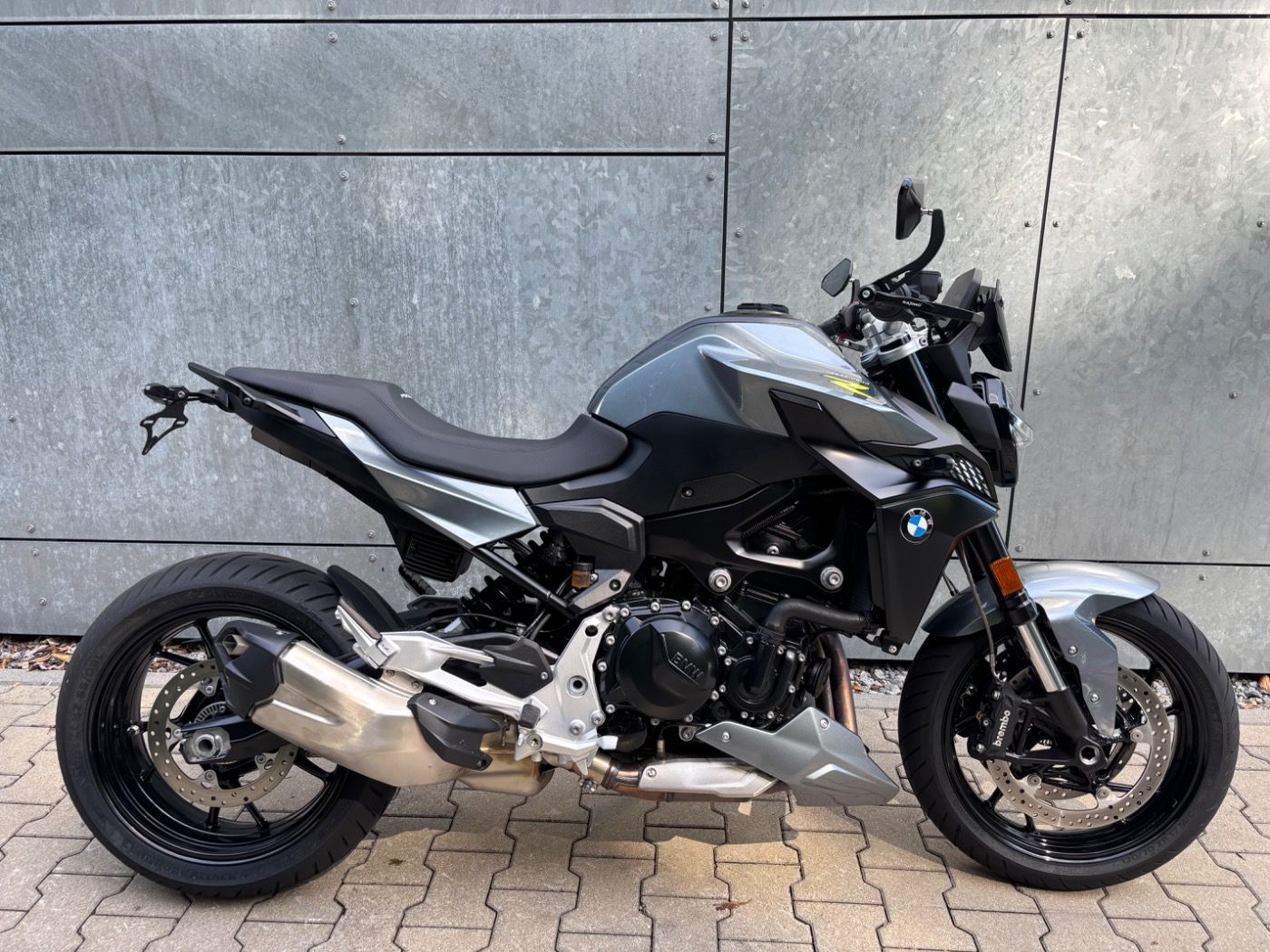 Fahrzeugabbildung BMW F 900 R kurzer Kennzeichenhalter, Lenkerendspieg