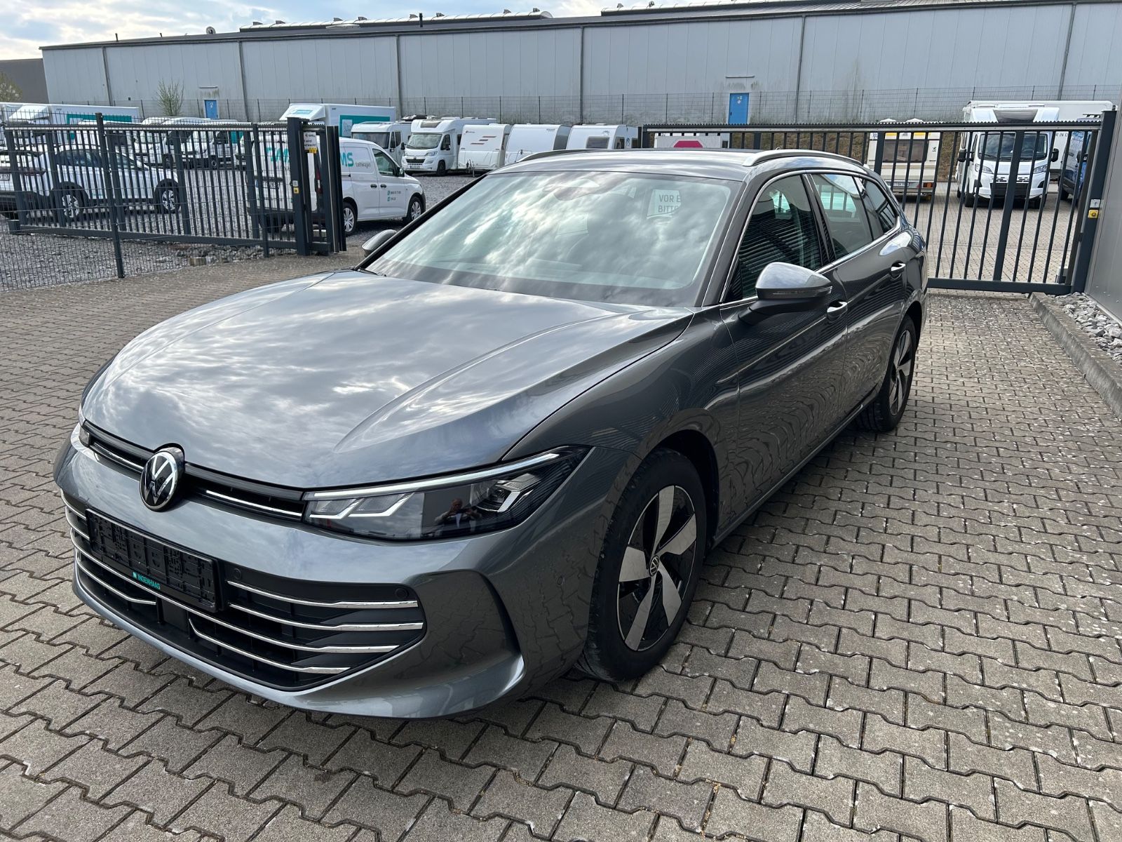 Fahrzeugabbildung Volkswagen Passat Variant 1.5 eTSI  Business DSG Navi