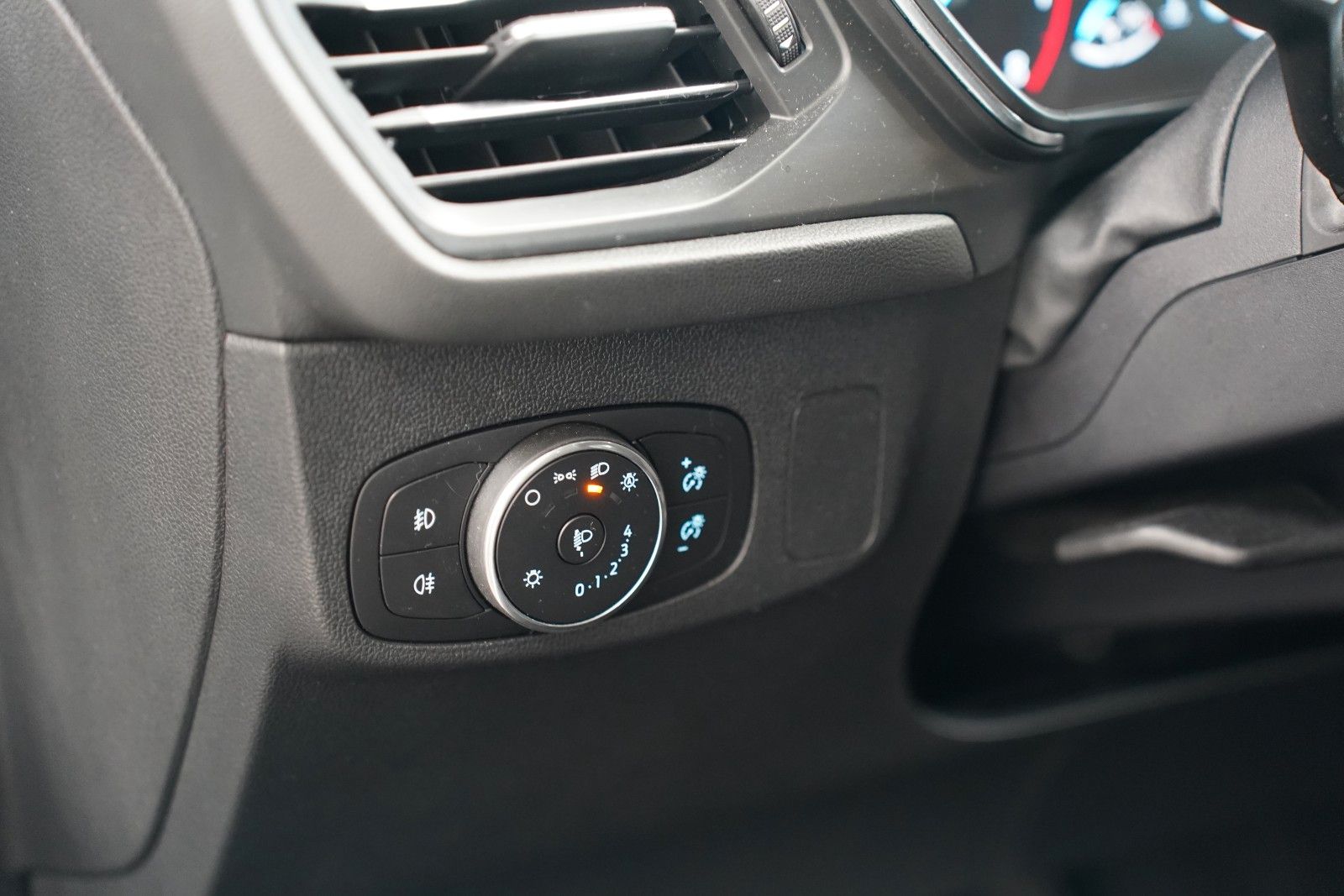 Fahrzeugabbildung Ford Focus Titanium Hybrid, Winter P,. AK  PP vo+hi