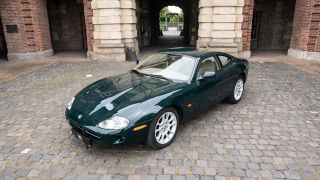 Fahrzeugabbildung Jaguar XK8 Coupé/Deutsch/S-Heft/Bestzustand