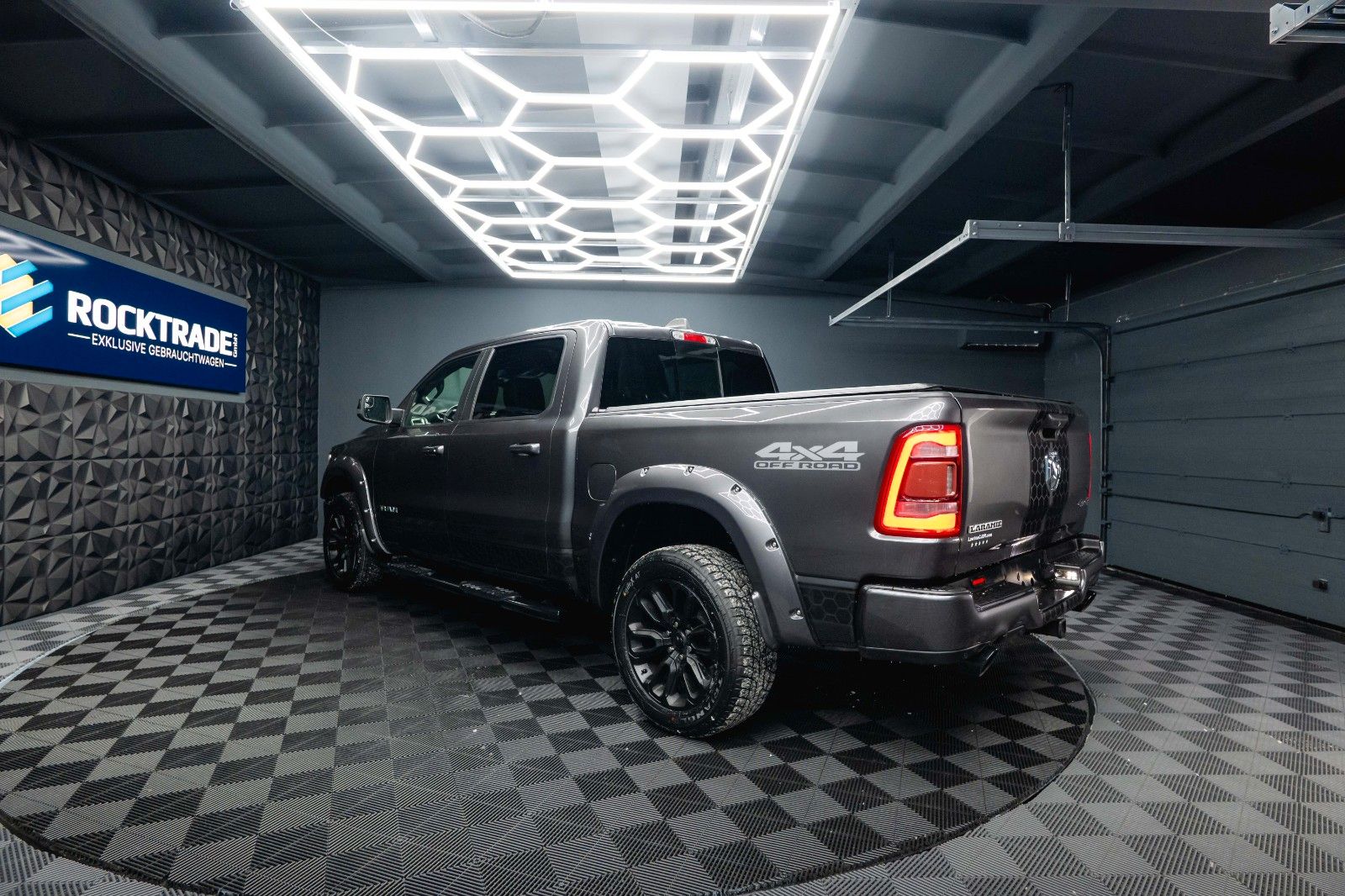 Fahrzeugabbildung Dodge RAM 5.7 V8 HEMI 4x4 LARAMIE Offroad AxleLock 19%