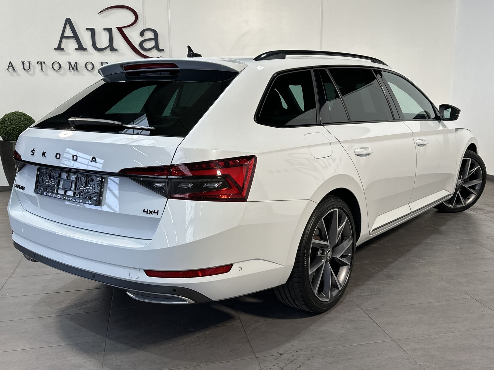 Fahrzeugabbildung SKODA Superb Combi Sportline 4x4 NAV+LED+PANO+360°+PLA