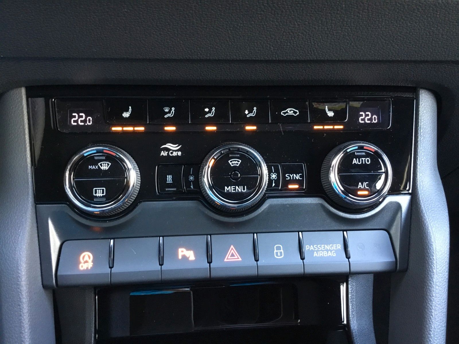 Fahrzeugabbildung SKODA Karoq 2.0l TSI DSG 4x4 Sportline+Pano+Standheizu