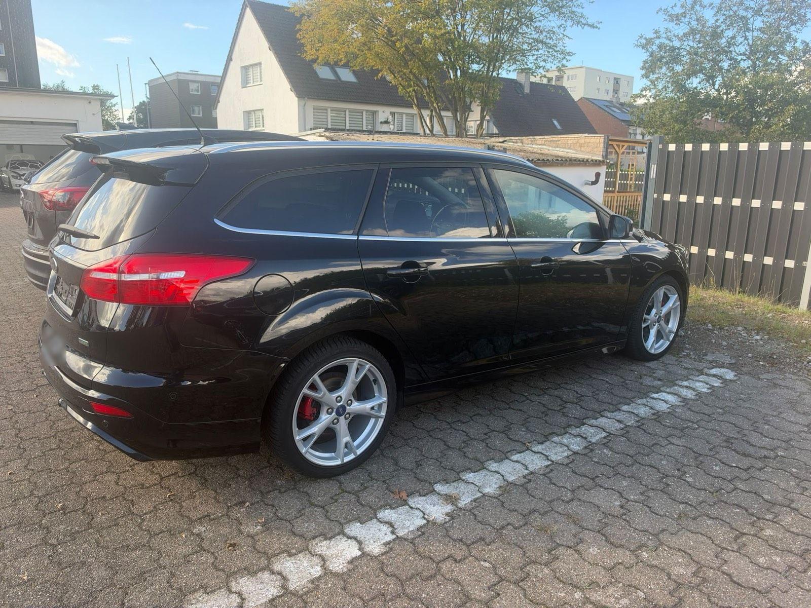 Ford Focus 2015 — rear view