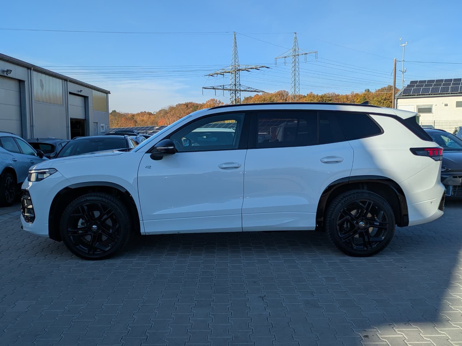 Fahrzeugabbildung Volkswagen Tayron 2.0 TDI 4M R-Line BLACK*7Si*MATRIX*PANO