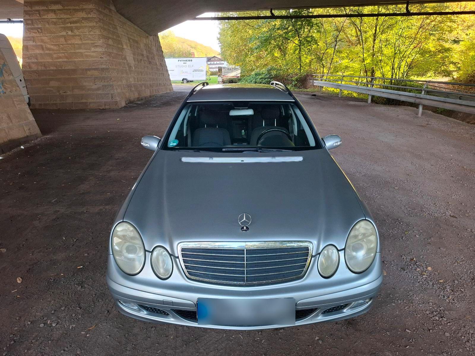 Mercedes-Benz E220 2004 — interior