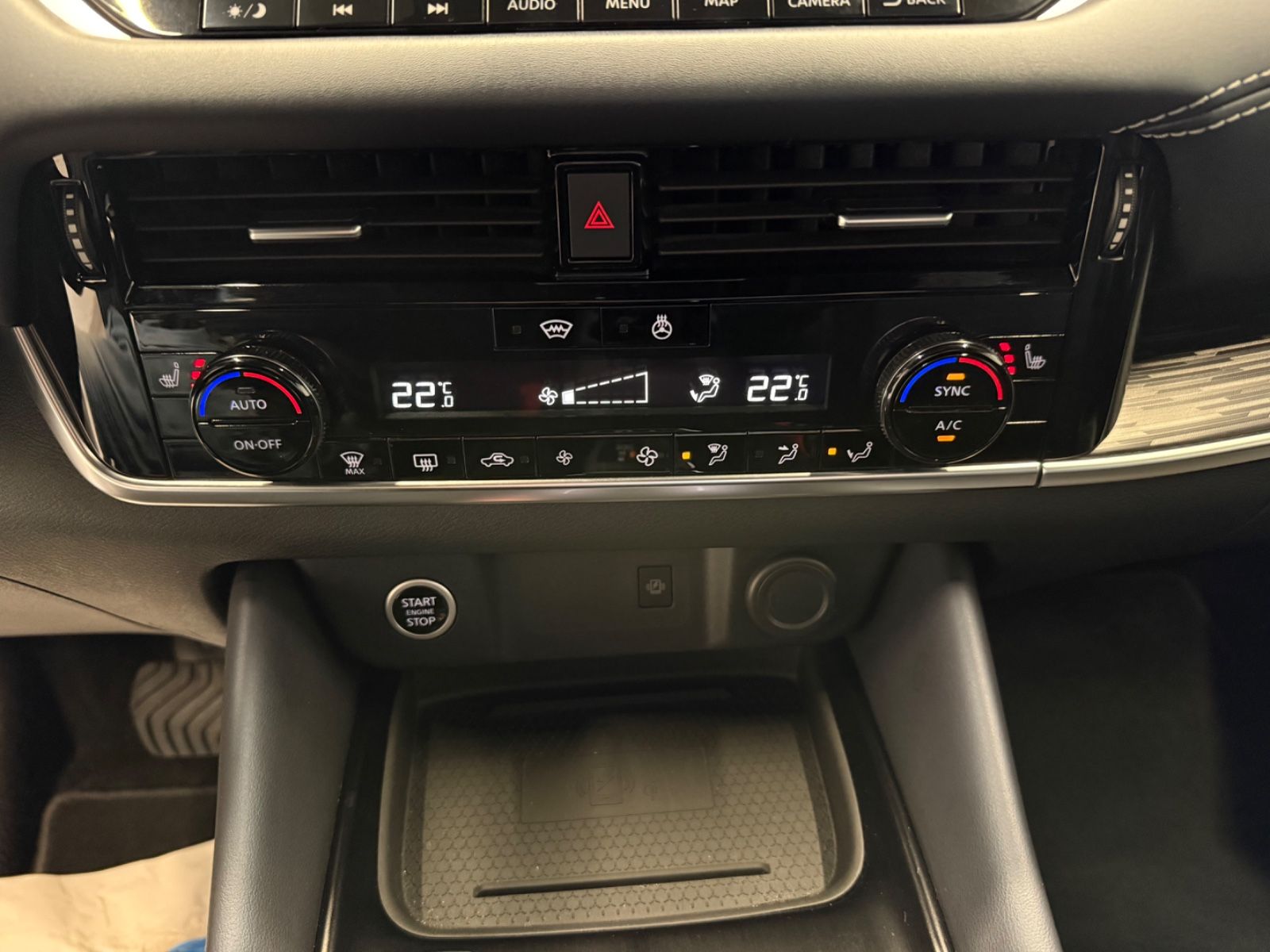 Fahrzeugabbildung Nissan Qashqai Tekna - Pano, HeadUp, Teilleder