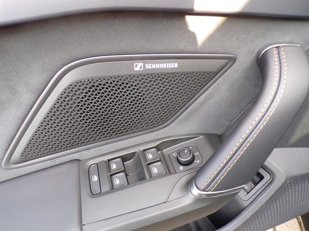 Fahrzeugabbildung CUPRA Leon Sportstourer VZ 1.5 e-Hybrid DSG Black Edit