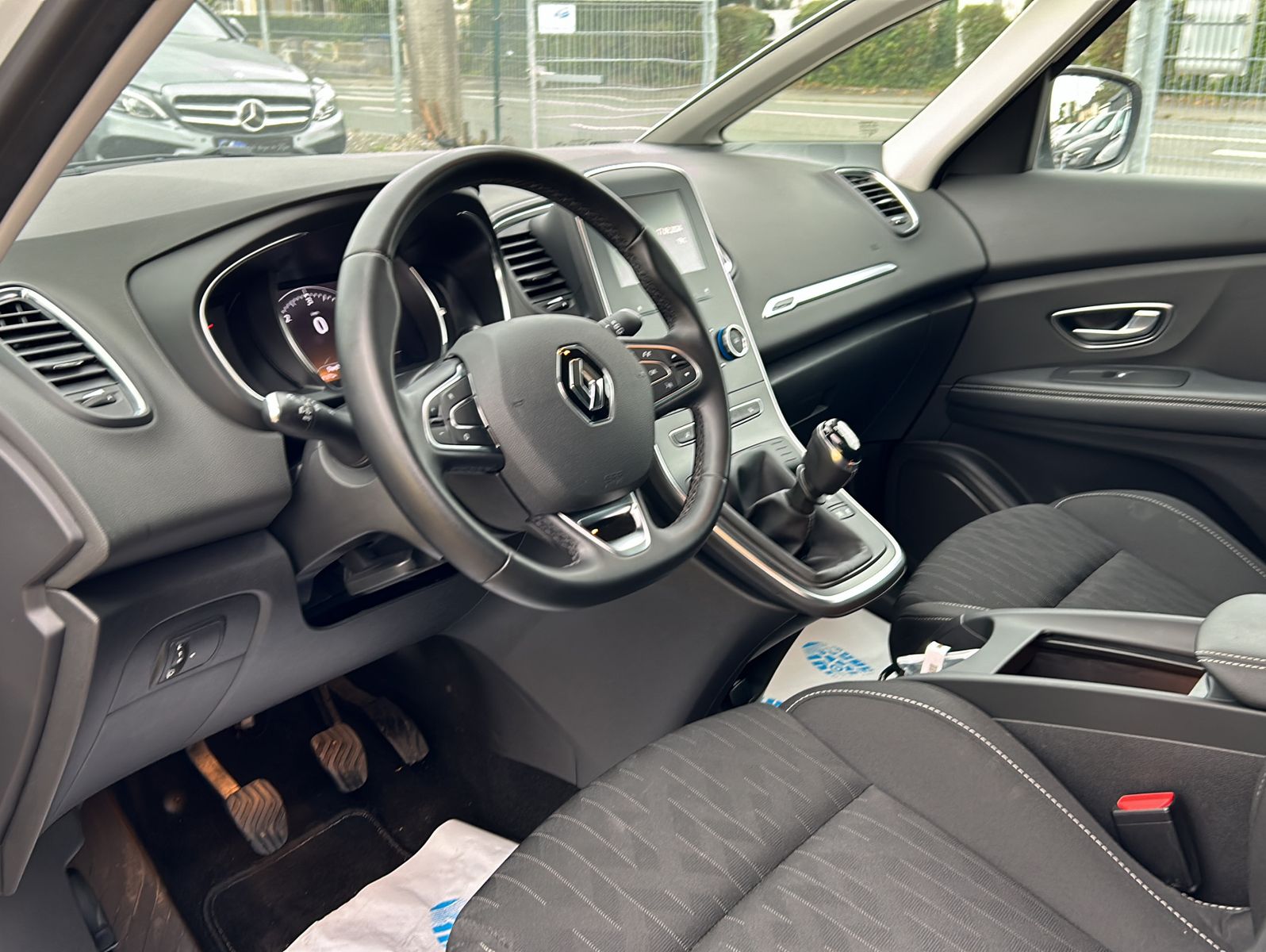 Fahrzeugabbildung Renault Grand Scenic BLUE dCi 120 LIMITED