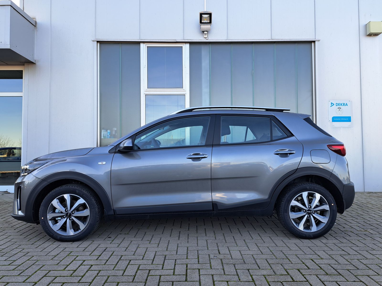 Fahrzeugabbildung Kia Stonic 1.0 T-GDI AUTOMATIK LED NAVI WINTERPAKET