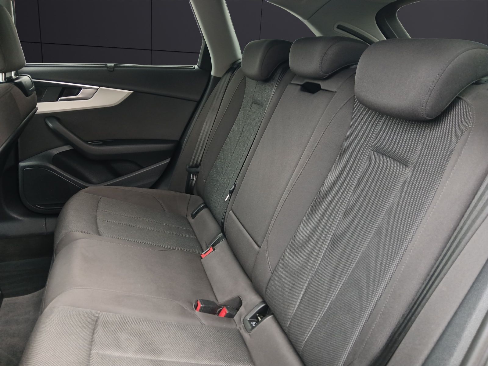 Fahrzeugabbildung Audi A4 Avant 35 TFSI  Navi GRA PDC SH LM