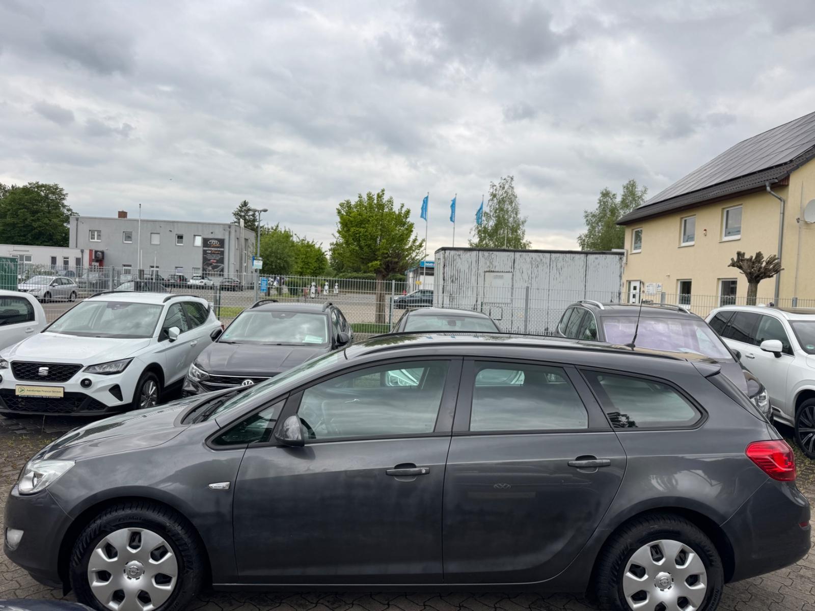 Opel Astra 2011 — photo 8