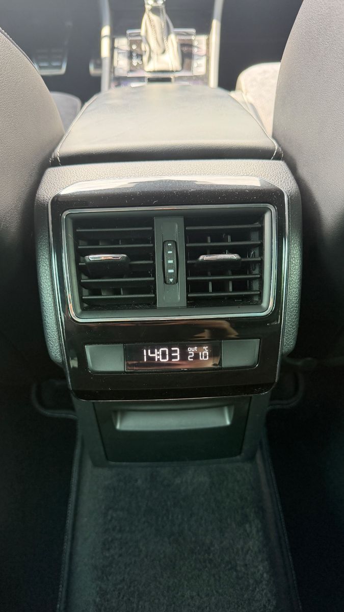 Skoda Superb Combi SportLine 4x4 DSG AHK Pano foto 23