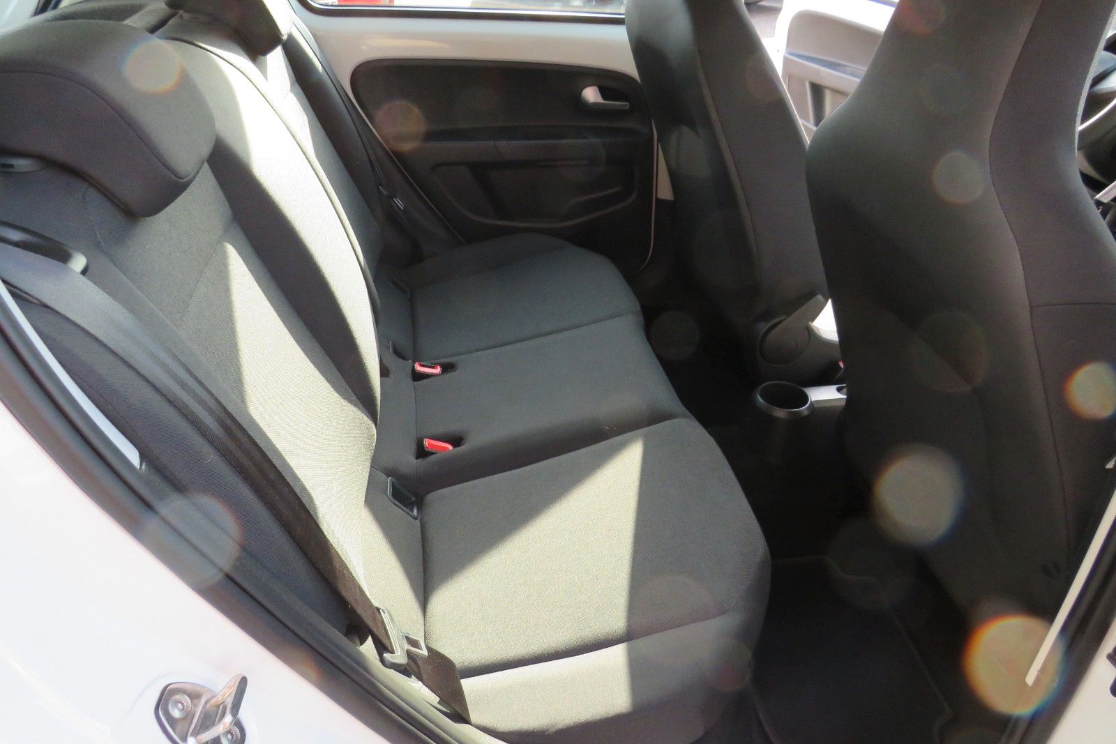 Fahrzeugabbildung Volkswagen up!  SITZHEIZUNG KLIMA 4-TÜREN NEBEL GJ 1.H