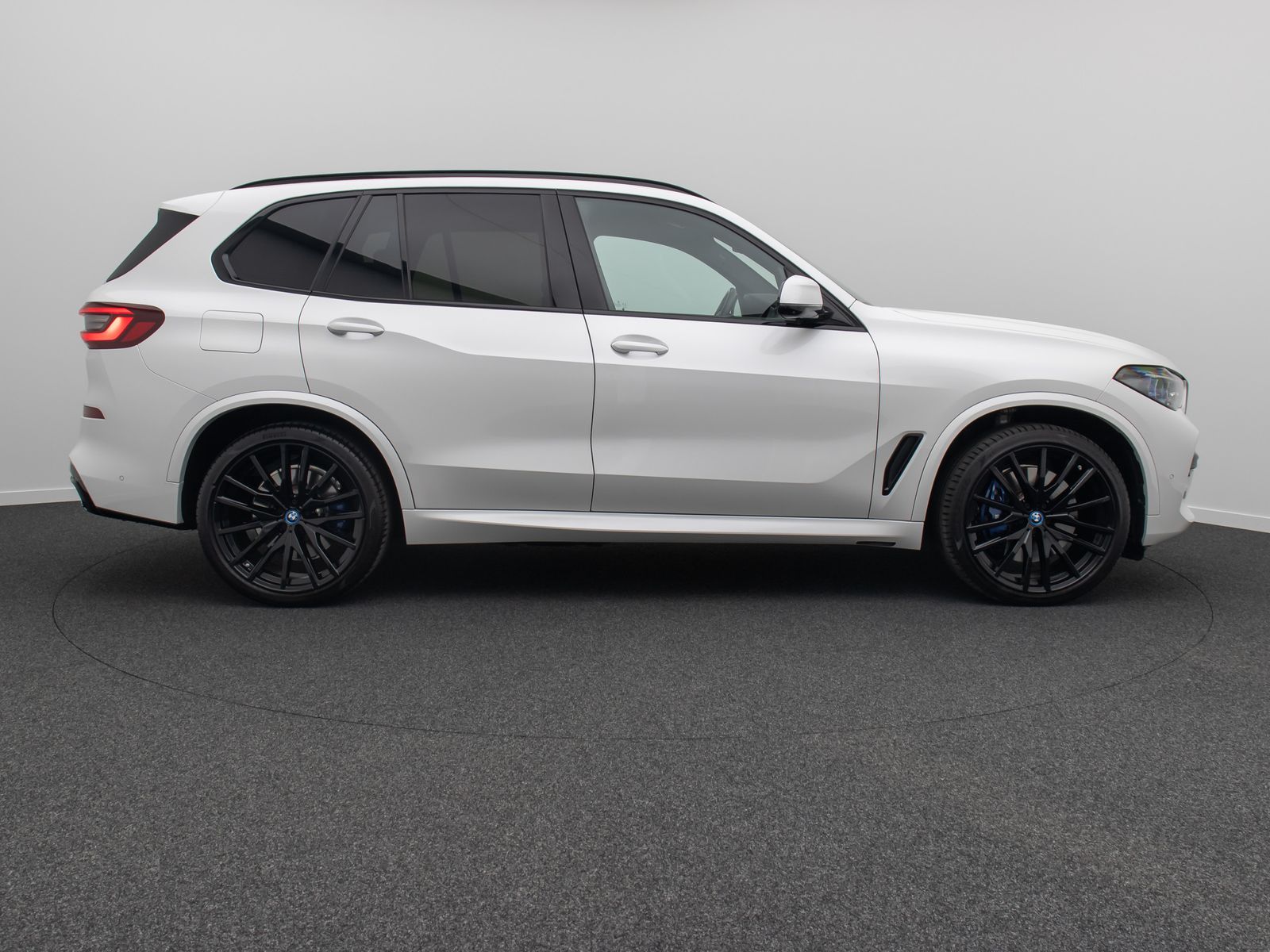 Fahrzeugabbildung BMW X5 xD45e M Sport 360° Laser SoftCl HUD DAB HiFi