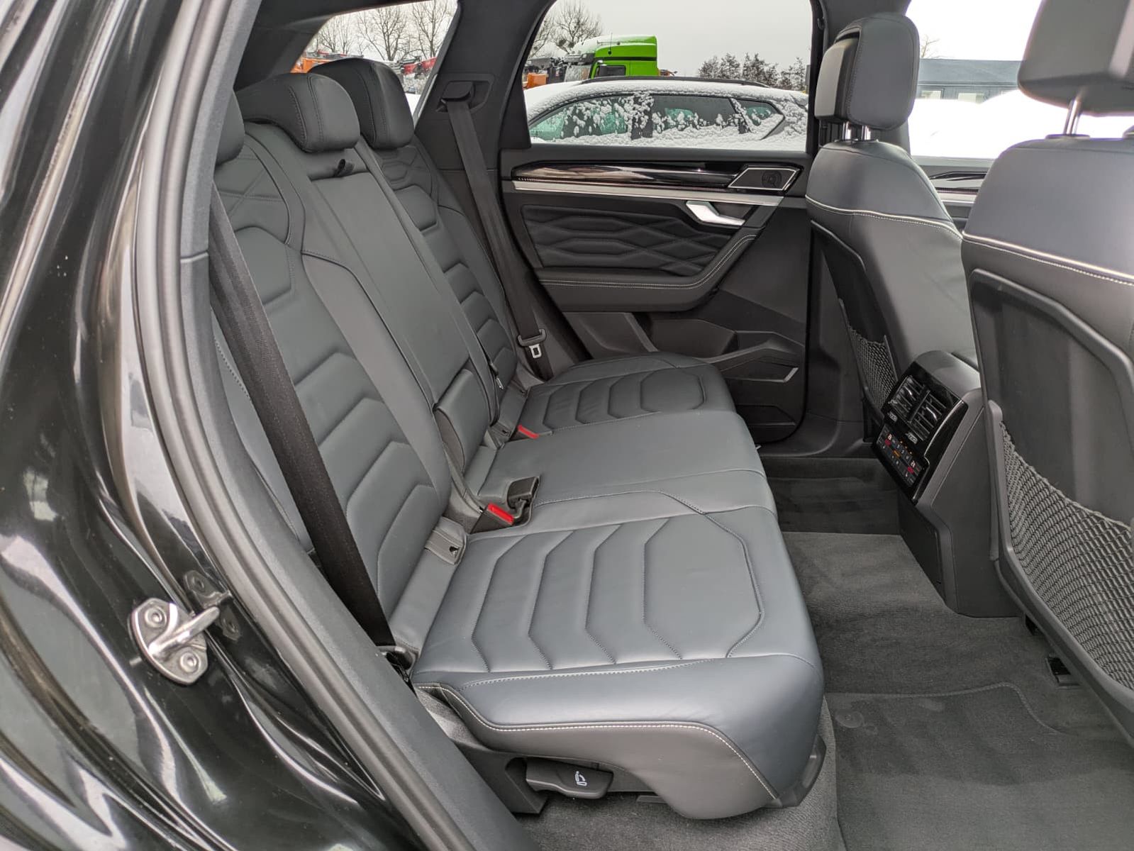 Fahrzeugabbildung Volkswagen Touareg 3.0TDI 4M R-Line VOLL Black 22" UPE 114T