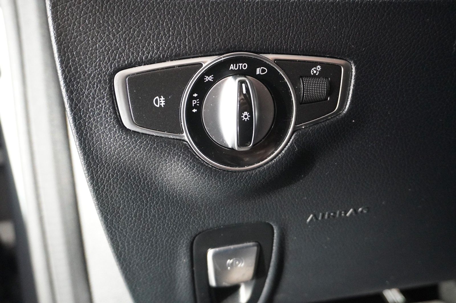 Fahrzeugabbildung Mercedes-Benz E 220D COUPE AVANTGARDE NAVI/LED/KAMERA/SH/PANO.