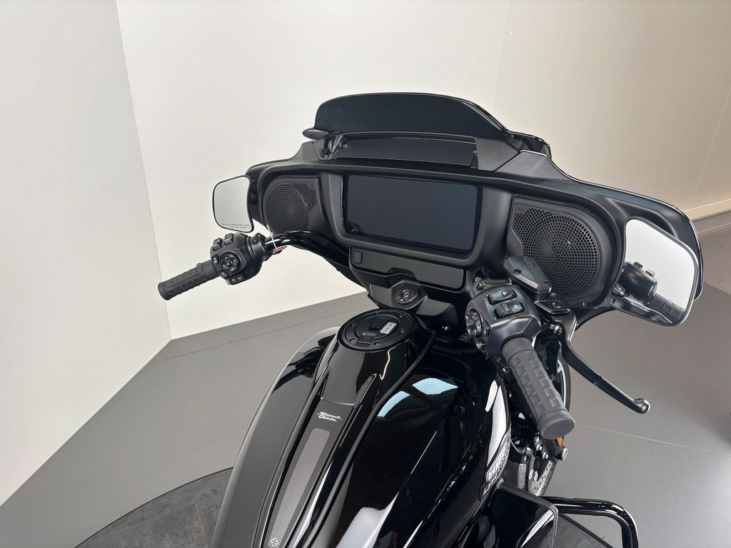 Fahrzeugabbildung Harley-Davidson STREET GLIDE FLHX *NEUWERTIGER ZUSTAND*