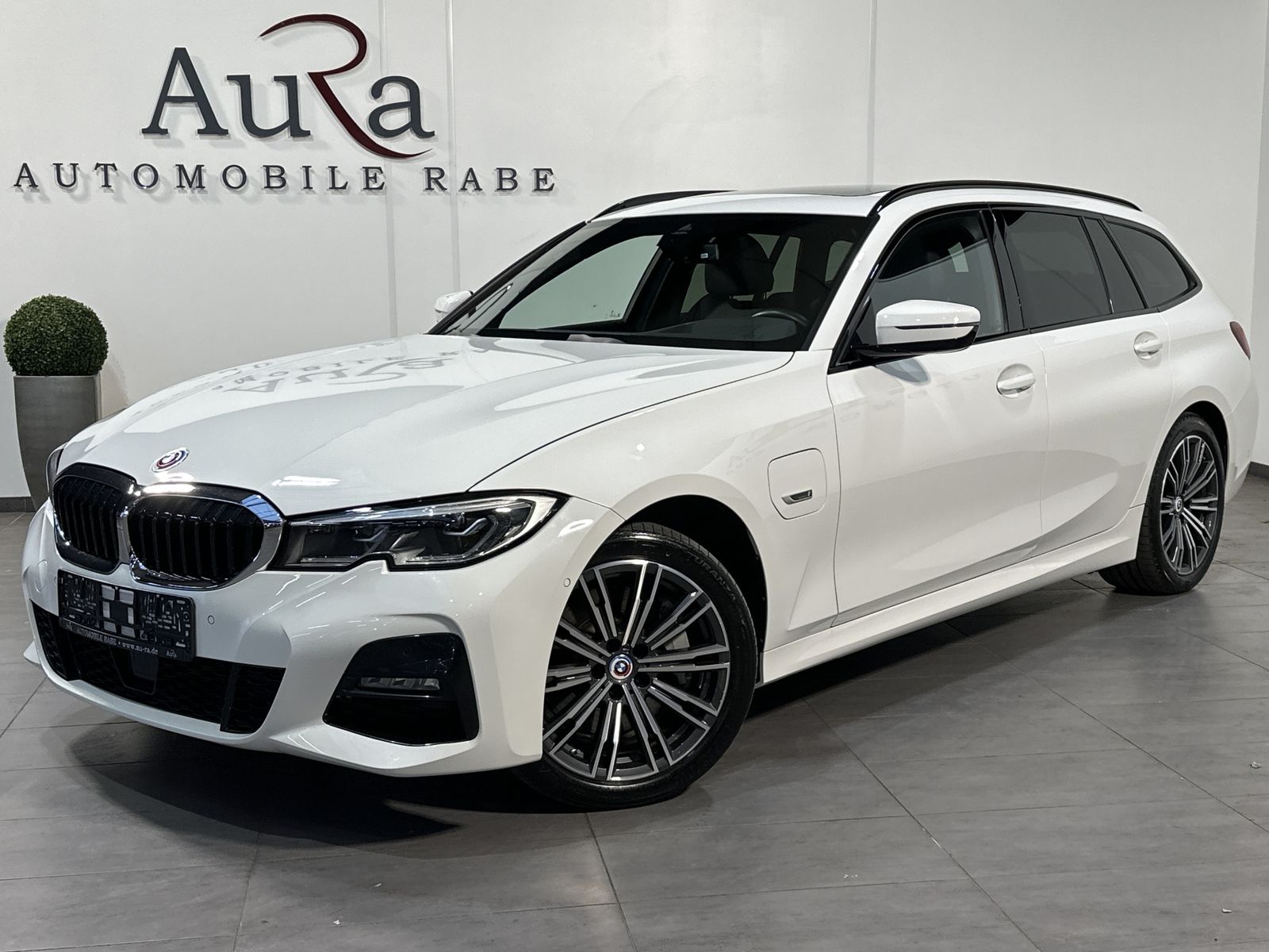 Fahrzeugabbildung BMW 330e Touring M-Sport NAV+LASER+PANO+ACC+HEAD-UP