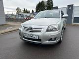 Toyota Avensis 1.8 Sol Liftback Klimaautomatik NAVI - Toyota Avensis Sol mit Benzin-Antrieb