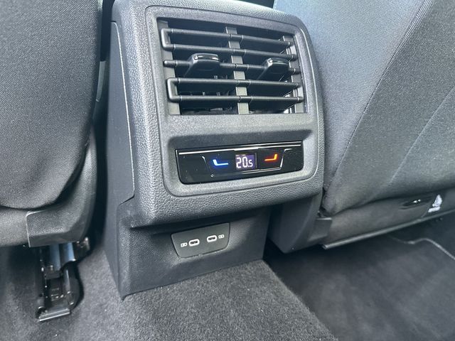 Volkswagen Golf VIII 1.5TSI Life RKam Totwinkel HuD Navi
