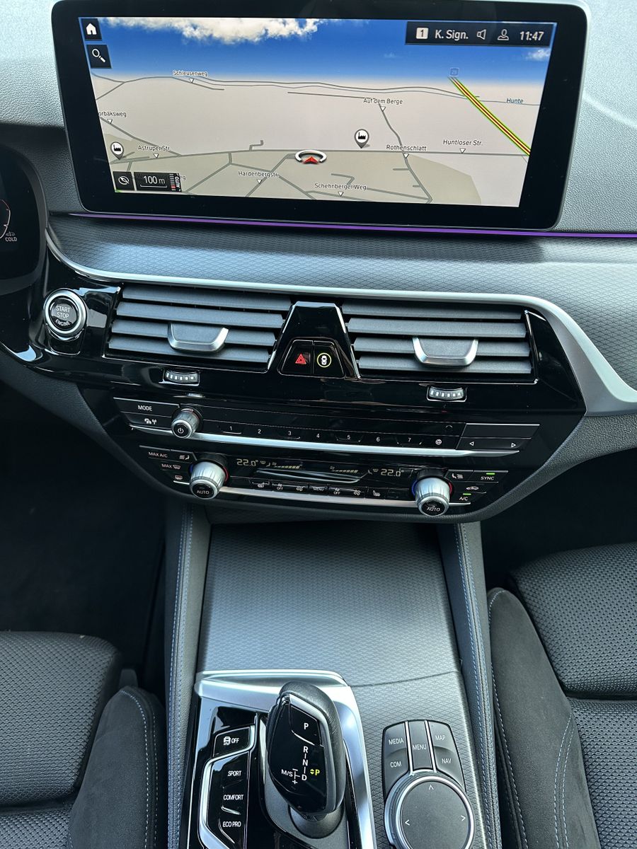 Fahrzeugabbildung BMW 520d Touring M-Sport NAV+LED+KAMERA+HIFI+19ZO+PP