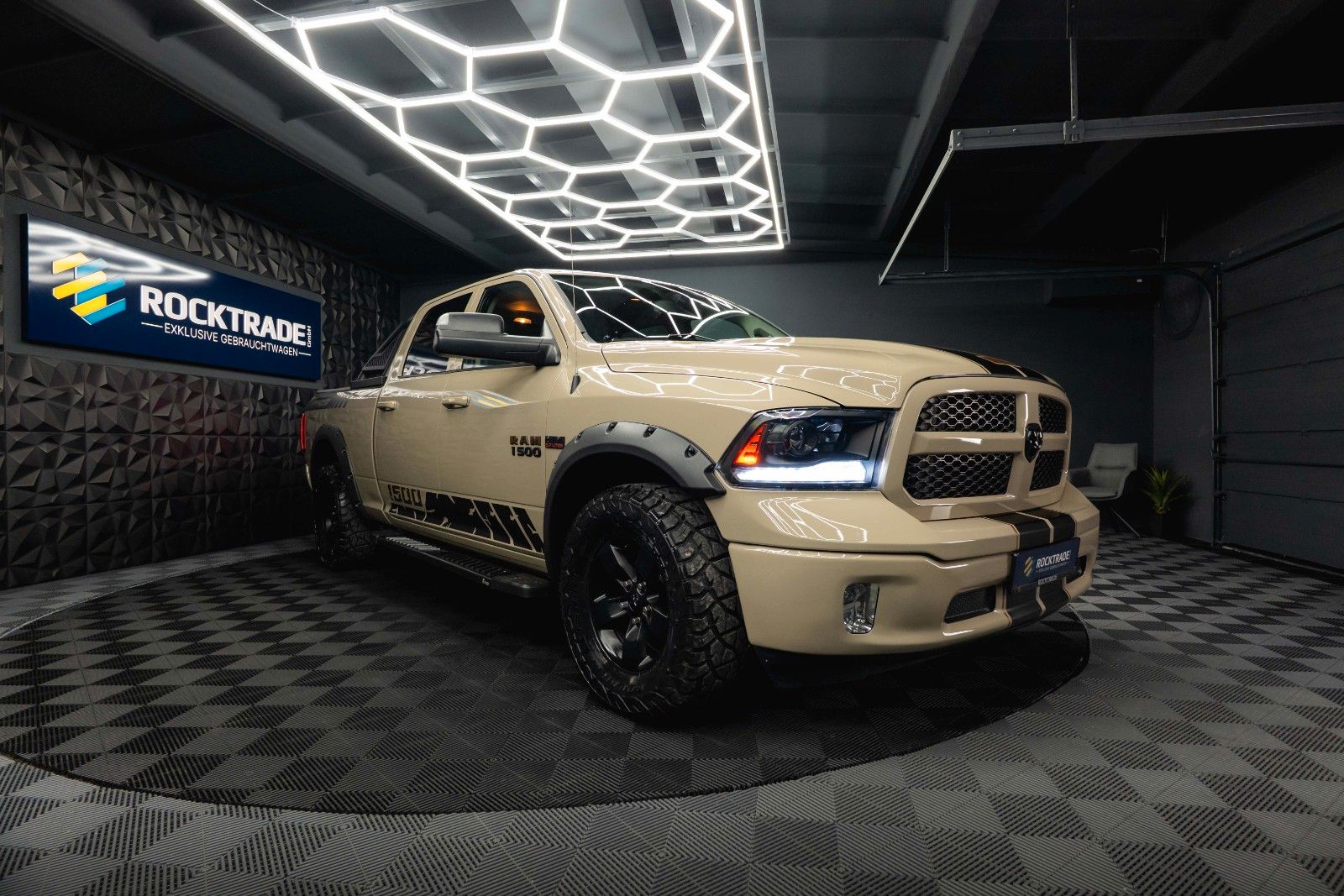 Fahrzeugabbildung Dodge RAM 5.7 V8 HEMI 4x4 Offroad Night LONGBED *LPG*