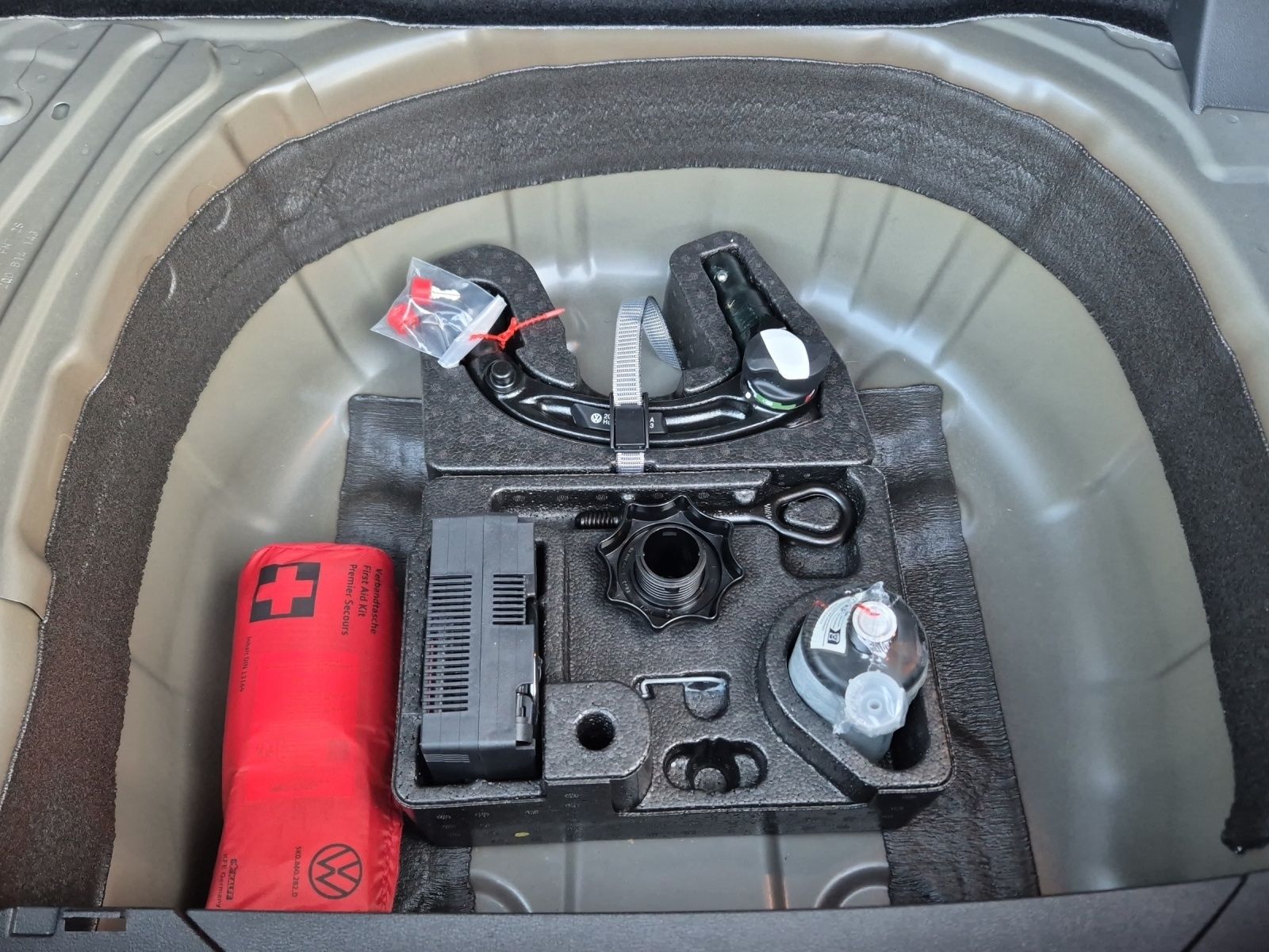 Fahrzeugabbildung Volkswagen T-Cross 1.0 TSI Move DSG LED AHK ACC Navi RearVi