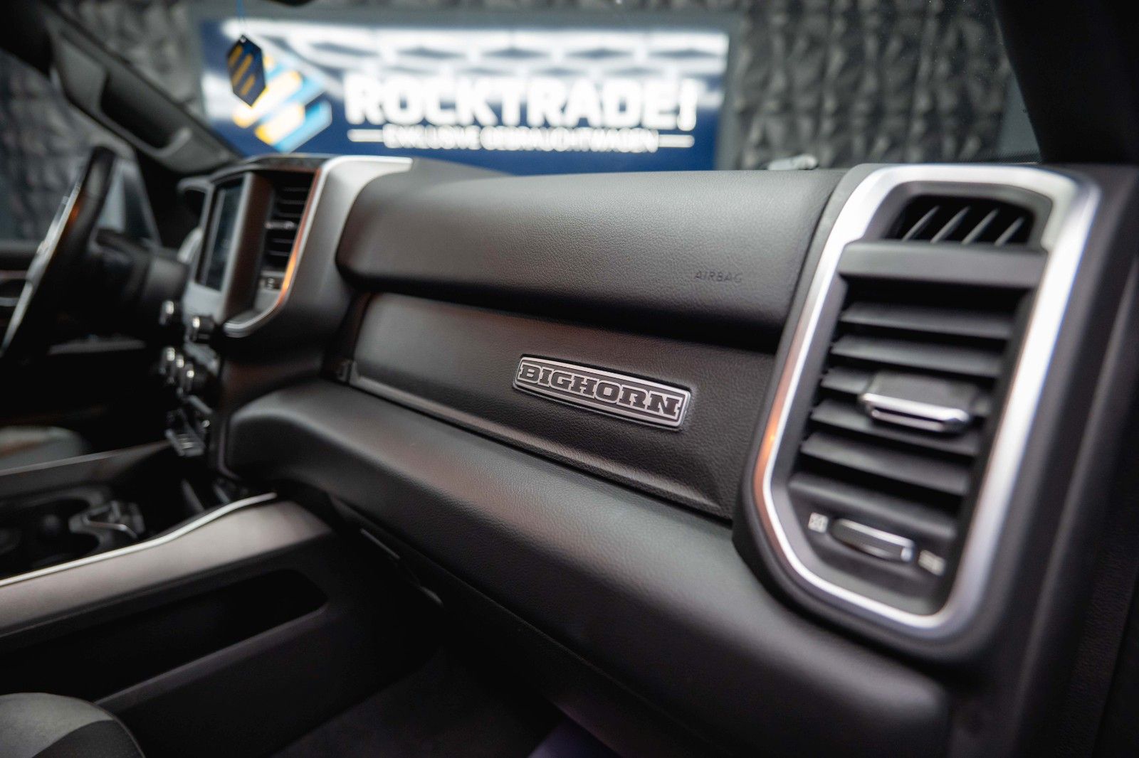 Fahrzeugabbildung Dodge RAM 5.7 V8 HEMI 4x4 OFFROAD Night-Paket *LED*19%