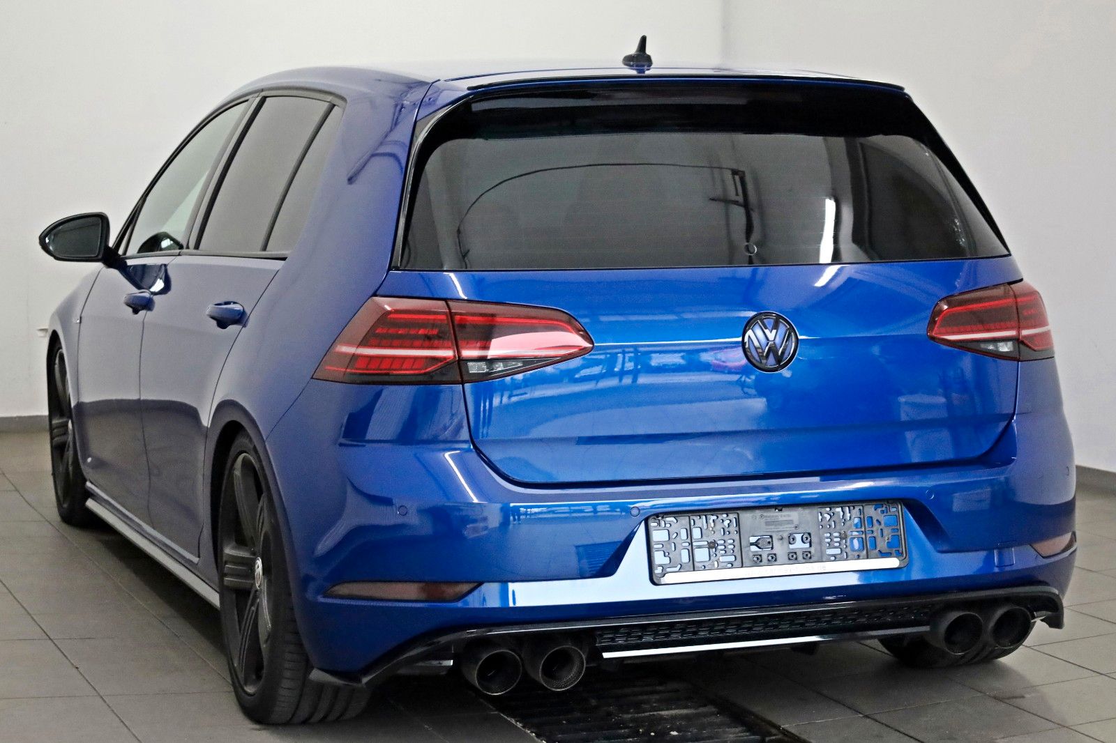 Fahrzeugabbildung Volkswagen Golf VII R, 4M,DSG,Perform,Leder,Navi, Akrapovič