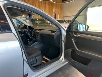 Skoda Octavia Combi Ambition *AHK*TEMPO*NAVI*2-ZONEN*
