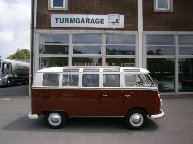 Volkswagen T1 "Samba" Deluxe Bus