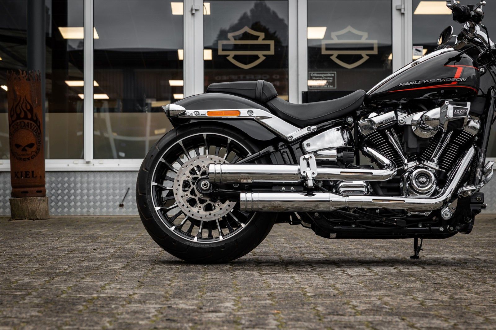Fahrzeugabbildung Harley-Davidson FXBR Breakout 117 cui MY24 - JEKILL & HYDE