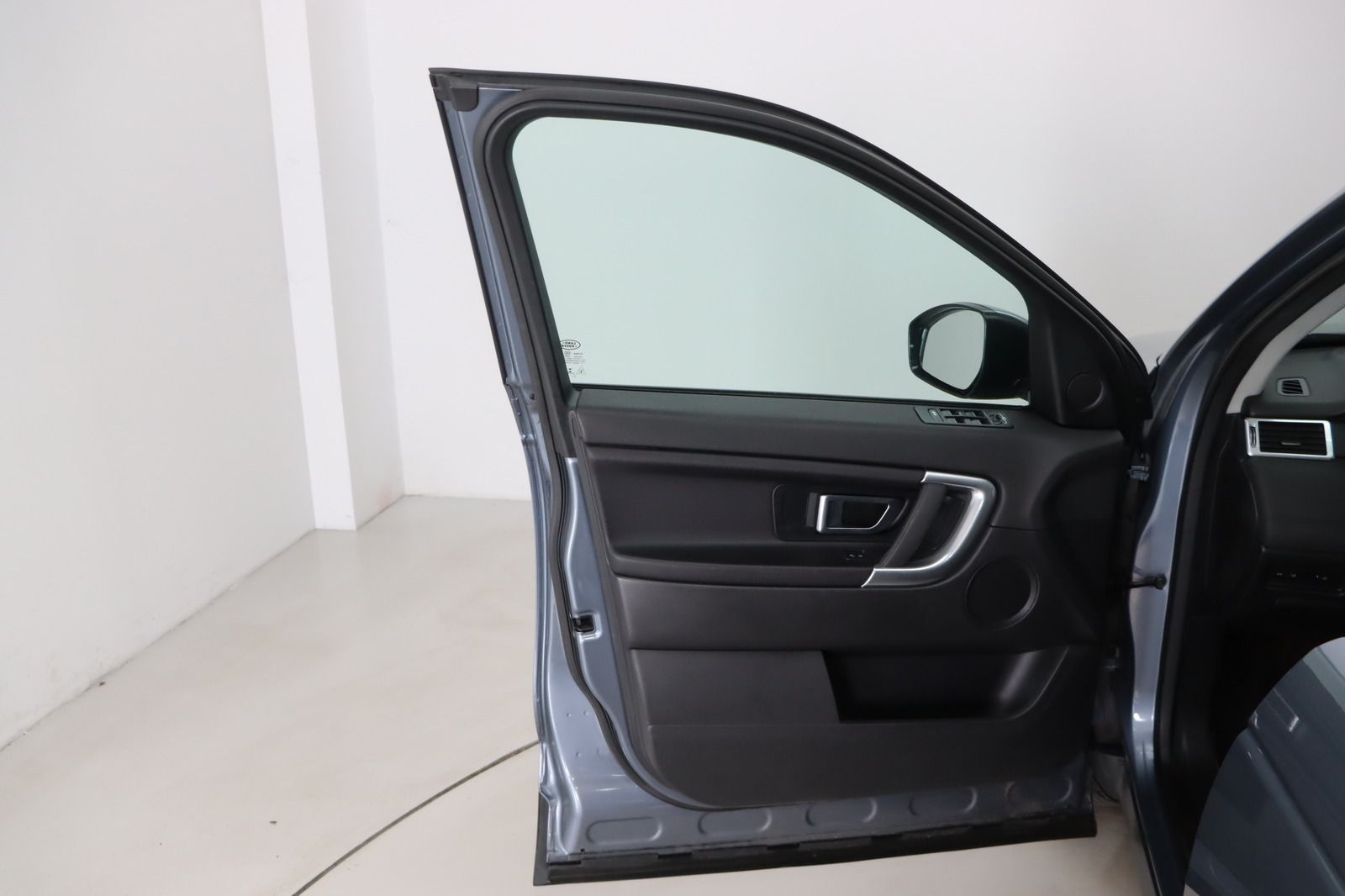 Fahrzeugabbildung Land Rover Discovery Sport 2.0 TD4 SE AWD