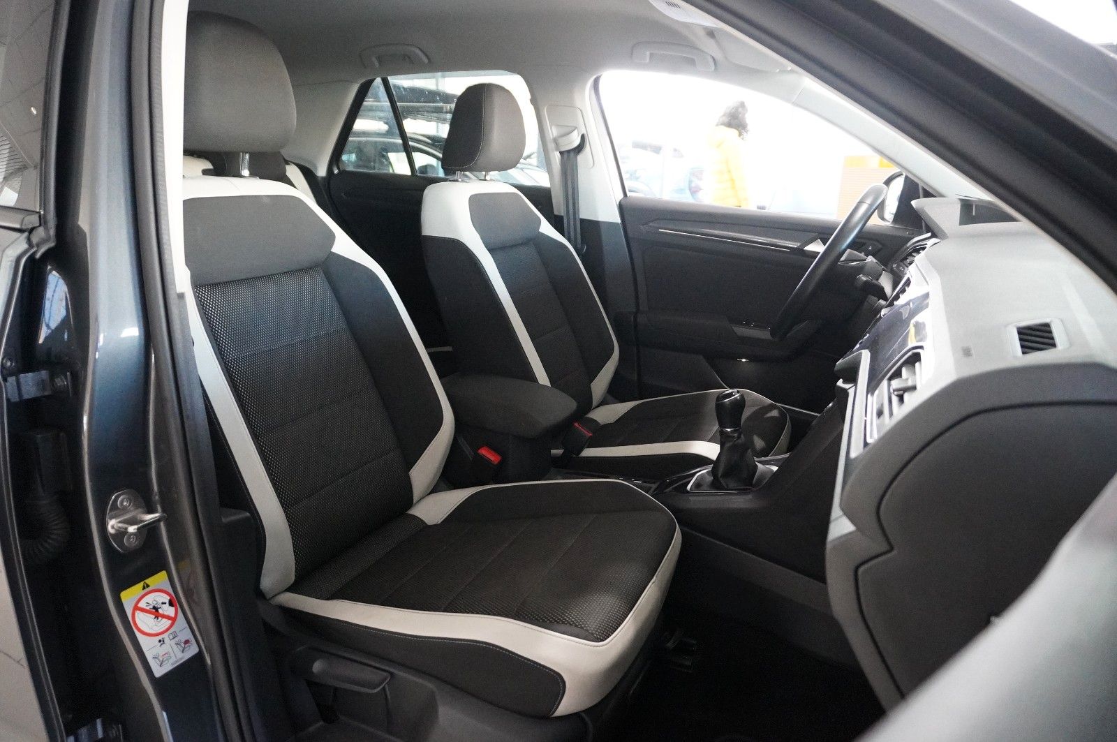 Fahrzeugabbildung Volkswagen T-Roc 1.5 TSI R-LINE SPORT NAVI/LED/KAMERA/VIRT.