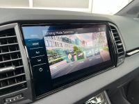 SKODA Karoq 1.5 TSI DSG Sportline PANO KAM AHK 4JGAR bei Autohaus Landmann & Maier OHG