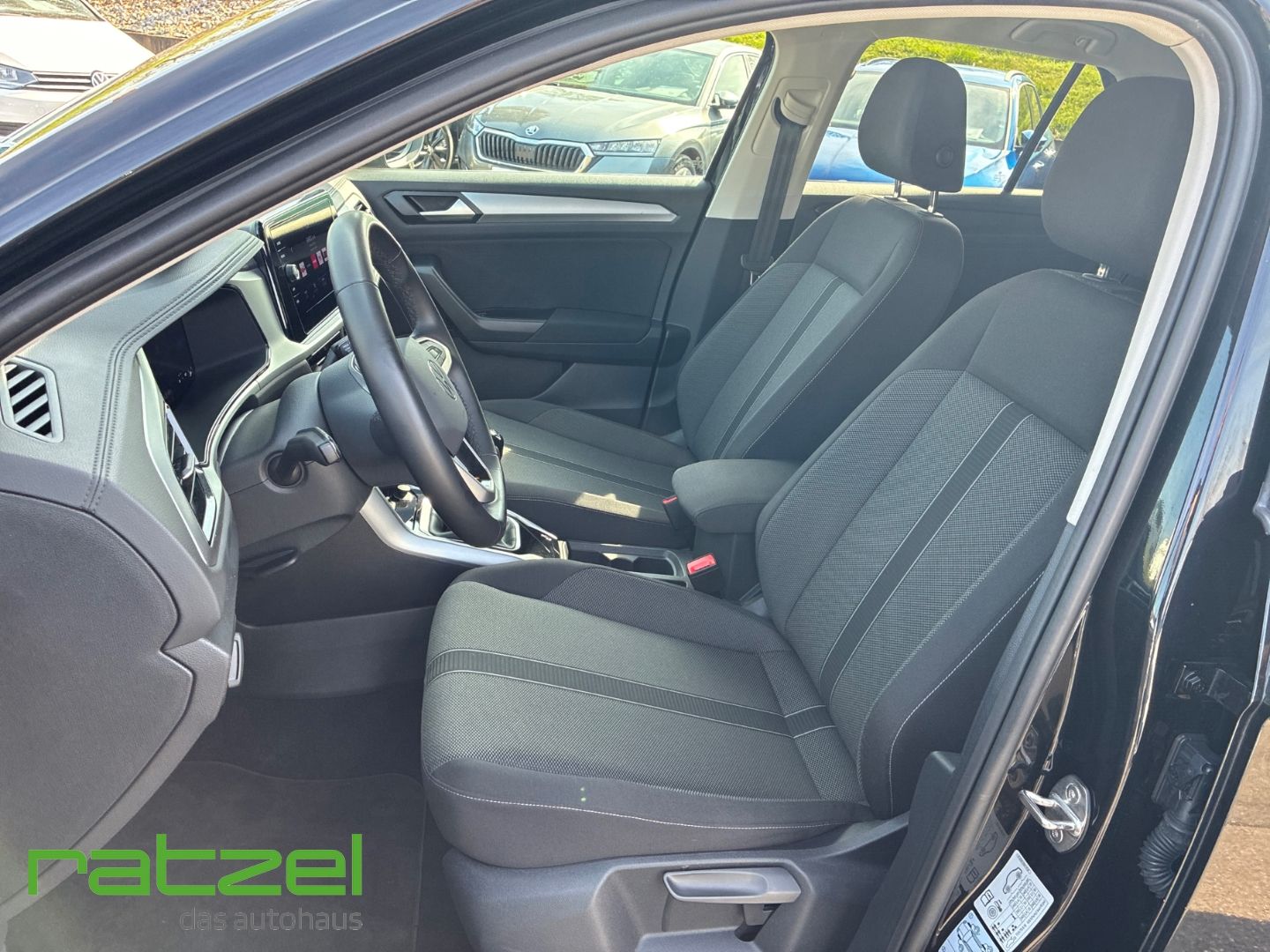 Fahrzeugabbildung Volkswagen T-Roc 1.5 TSI Life Digitales Cockpit LED DAB SHZ