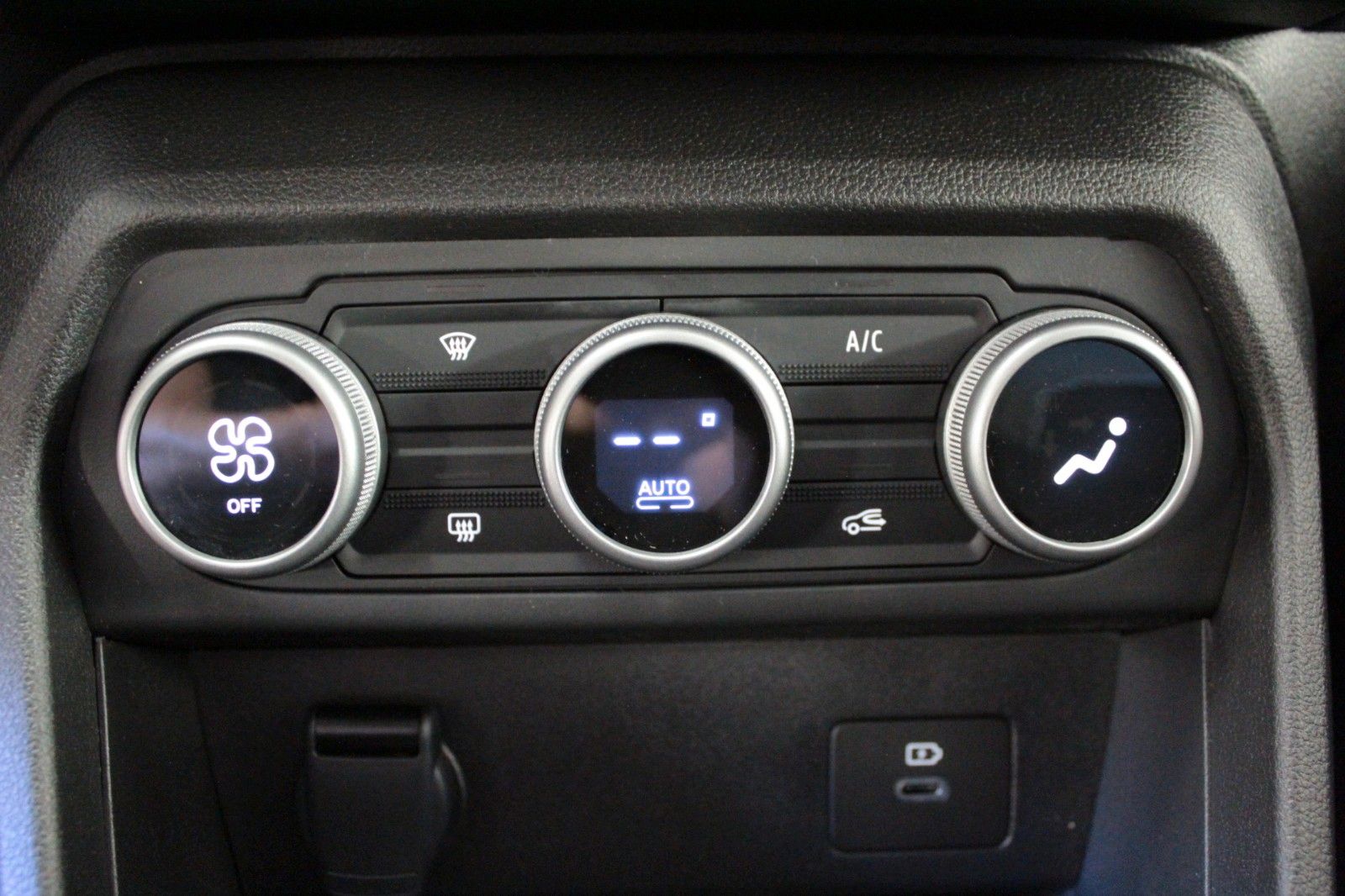 Fahrzeugabbildung Dacia Sandero TCe 90 Stepway auto Expression*Winterp.*