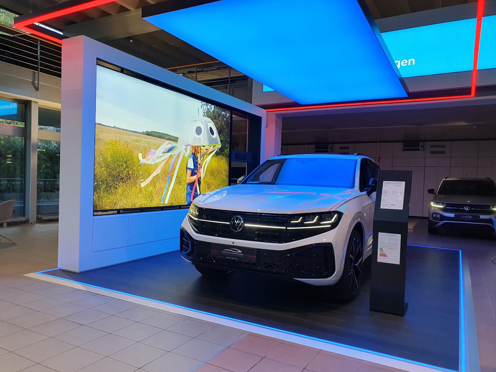 showroom-image-top