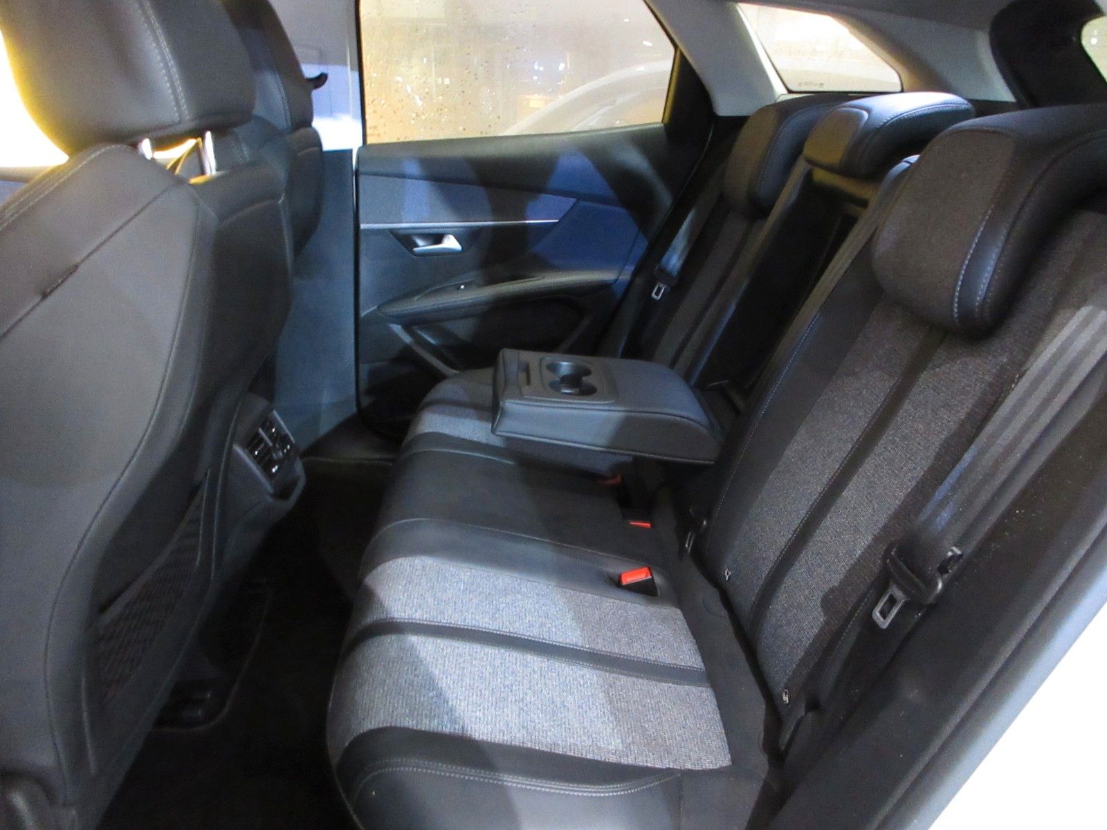 Fahrzeugabbildung Peugeot 3008 Allure 1.2T LED/NAVI/PDC/R´CAM/KEYLESS