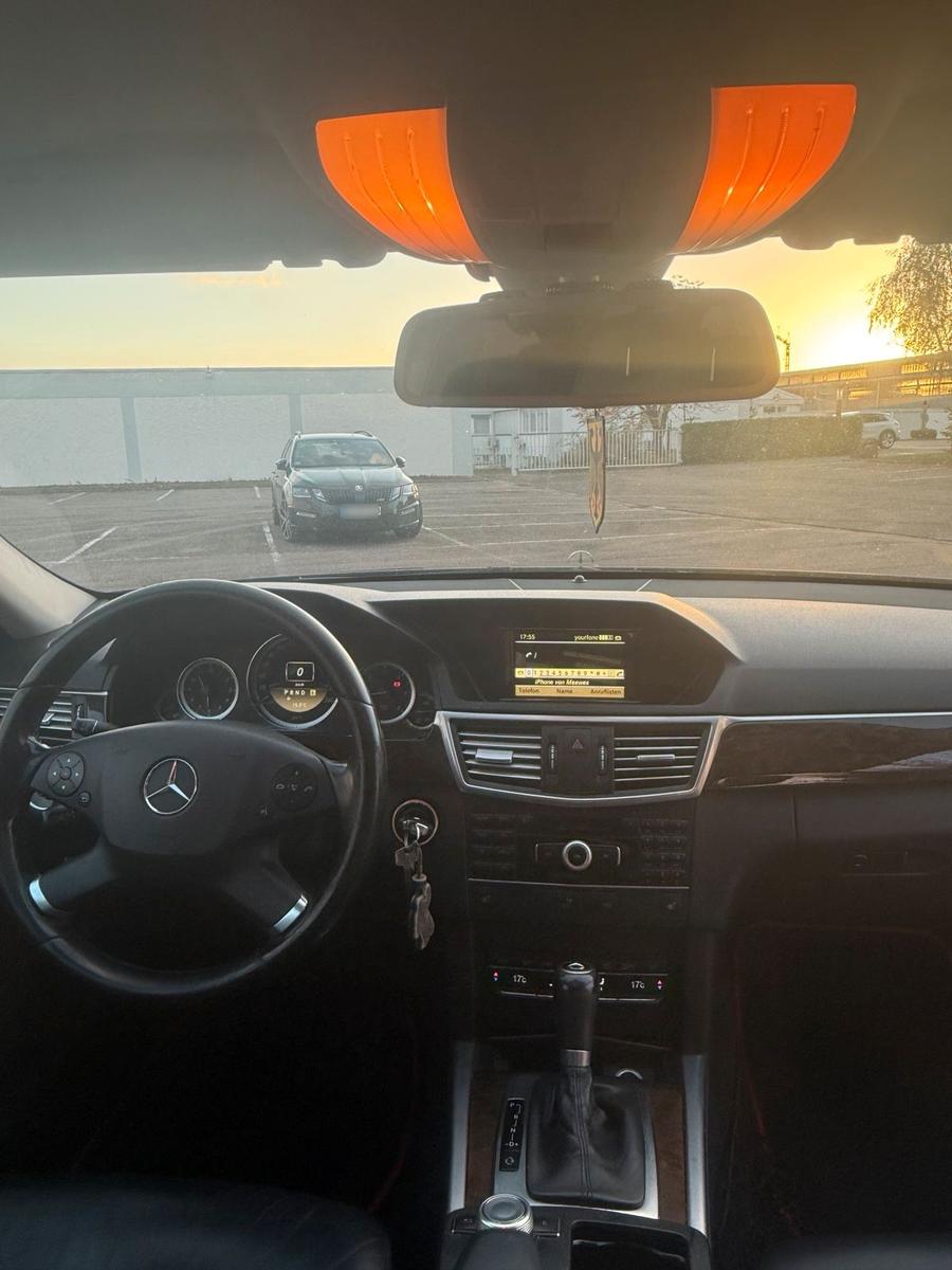 Mercedes-Benz E200 2011 — photo 10